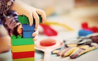 Cara Membersihkan Koleksi Mainan Anak & Bayi