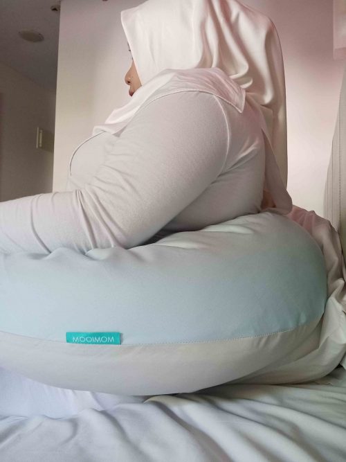 Review MOOIMOM Nursing Pillow - Bantal Menyusui 2 in 1